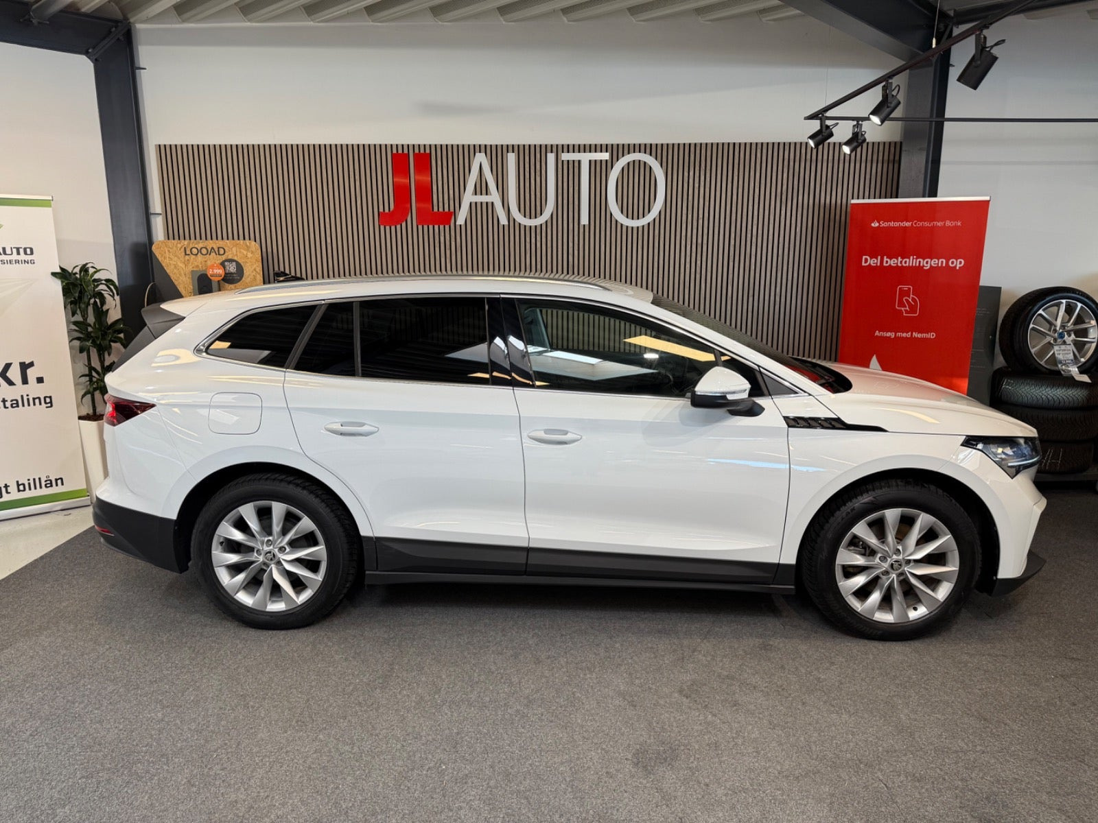 Hvid Skoda Enyaq fra 2023