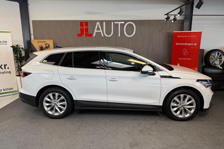 Hvid Skoda Enyaq fra 2023