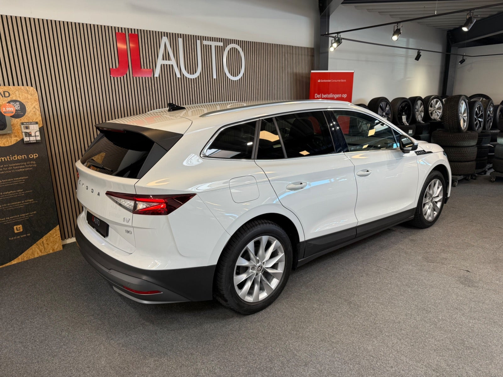 Hvid Skoda Enyaq fra 2023