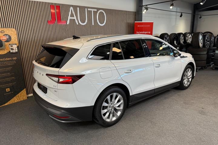 Hvid Skoda Enyaq fra 2023