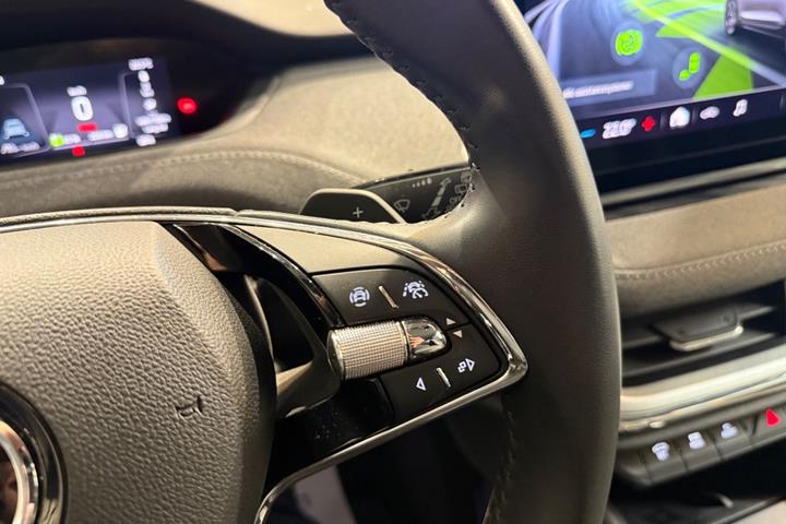 Hvid Skoda Enyaq fra 2023