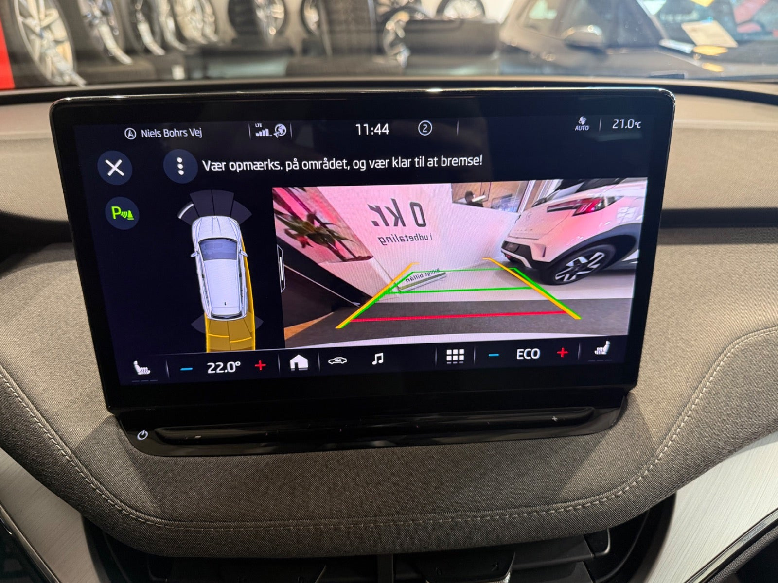 Hvid Skoda Enyaq fra 2023