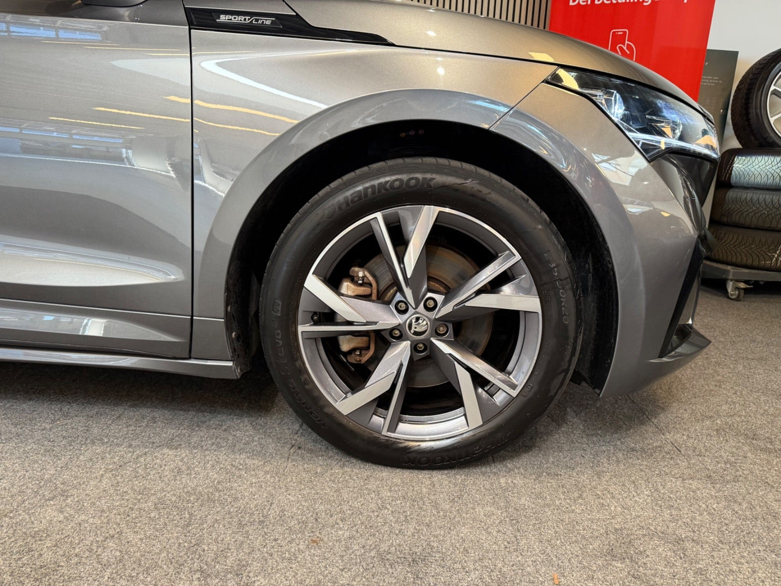 Grå Skoda Enyaq fra 2023