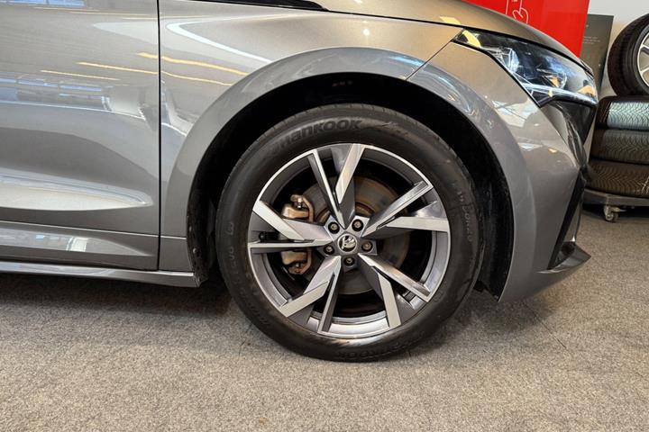 Grå Skoda Enyaq fra 2023