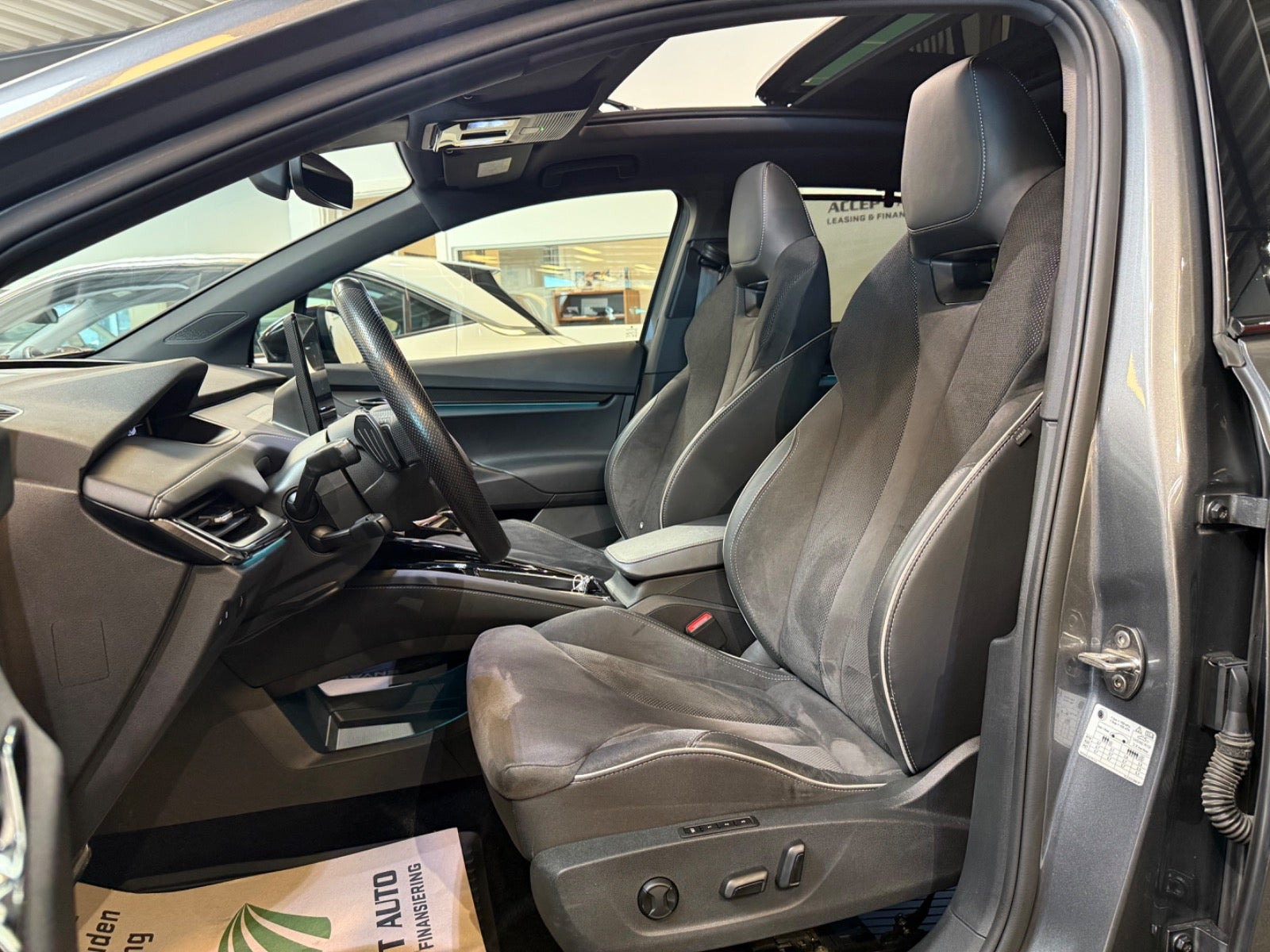 Grå Skoda Enyaq fra 2023