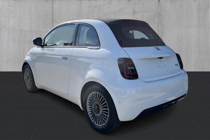 Hvid Fiat 500e fra 2023