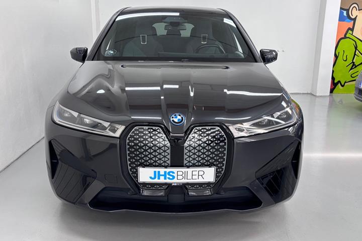 Grå BMW iX fra 2022