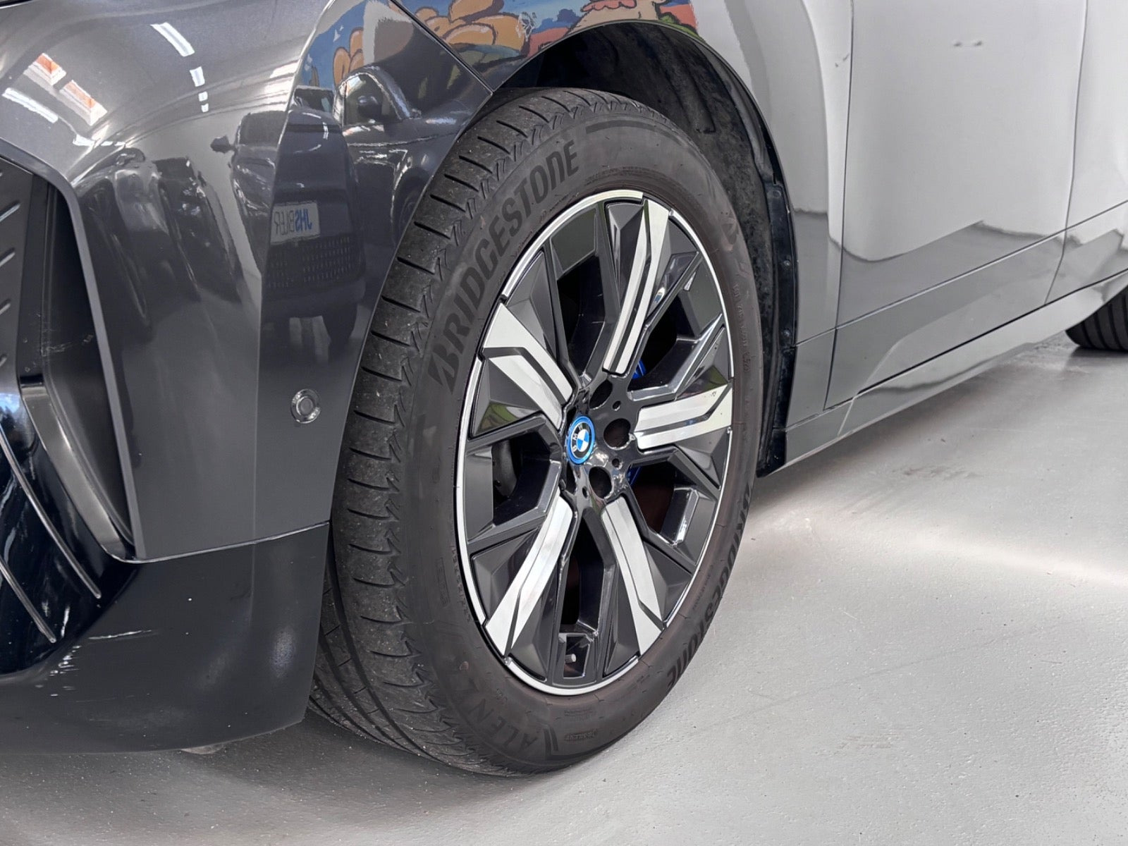 Grå BMW iX fra 2022