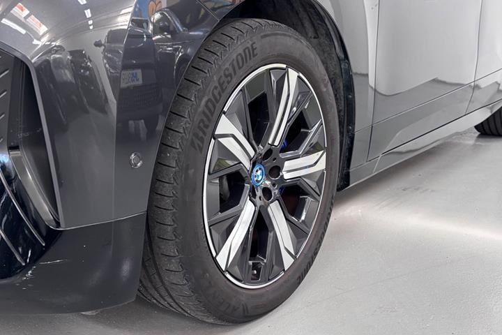 Grå BMW iX fra 2022