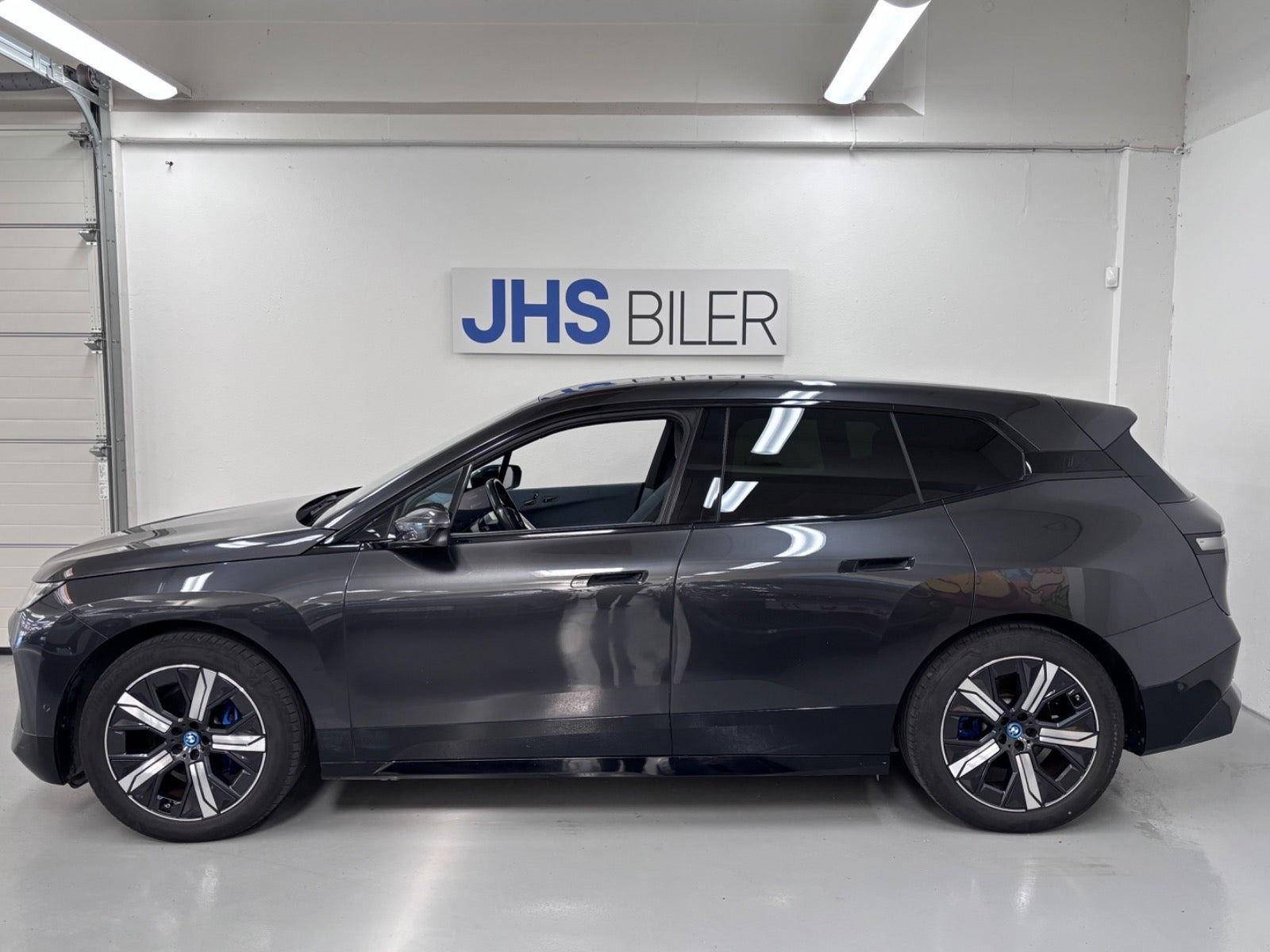 Grå BMW iX fra 2022