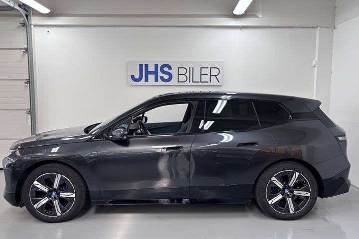 Grå BMW iX fra 2022