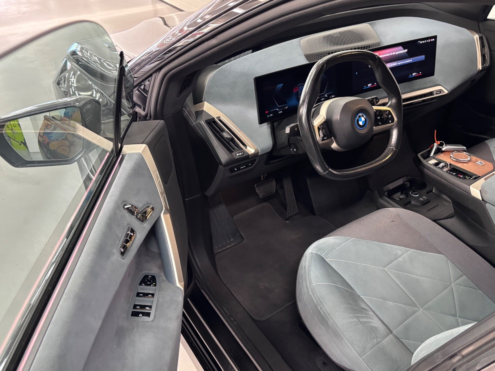 Grå BMW iX fra 2022