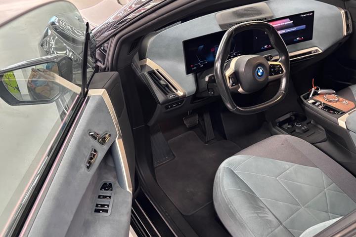 Grå BMW iX fra 2022
