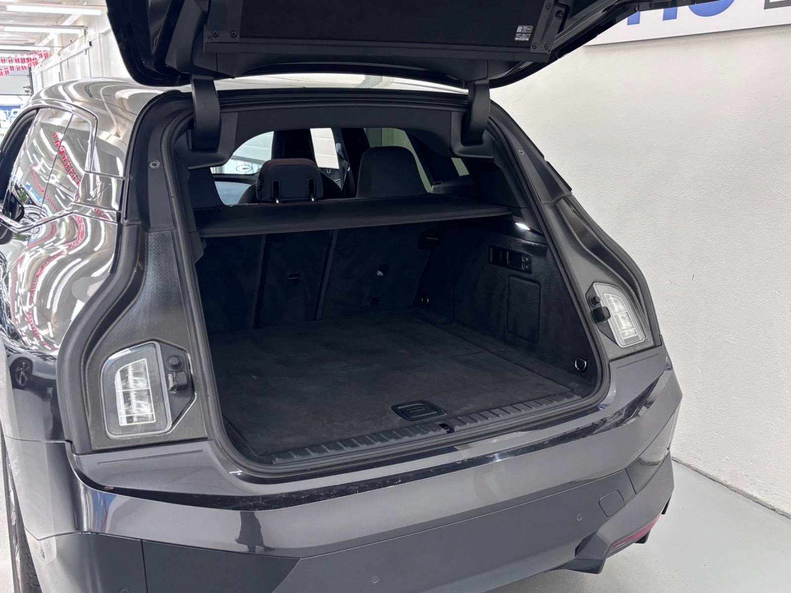 Grå BMW iX fra 2022