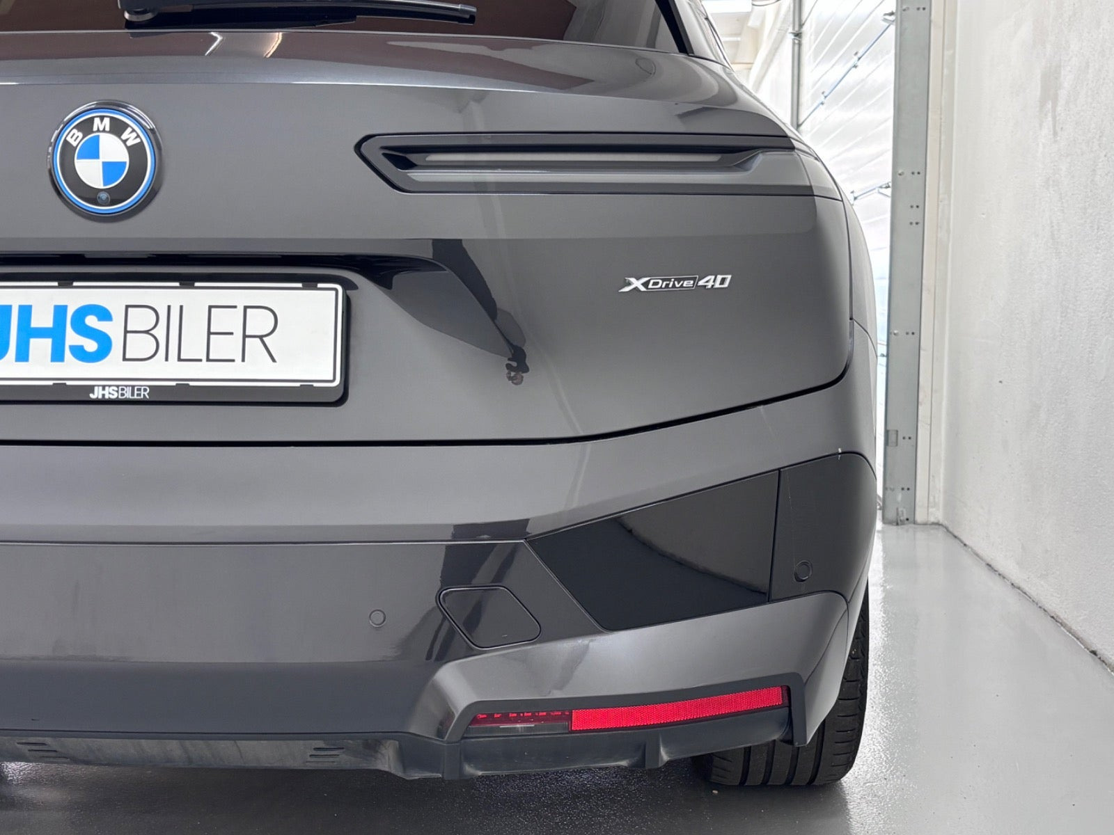 Grå BMW iX fra 2022
