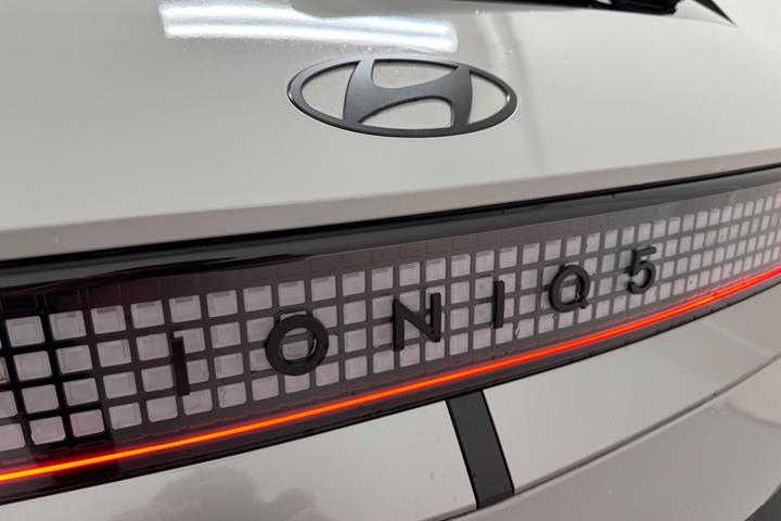 Grå Hyundai Ioniq 5 fra 2026