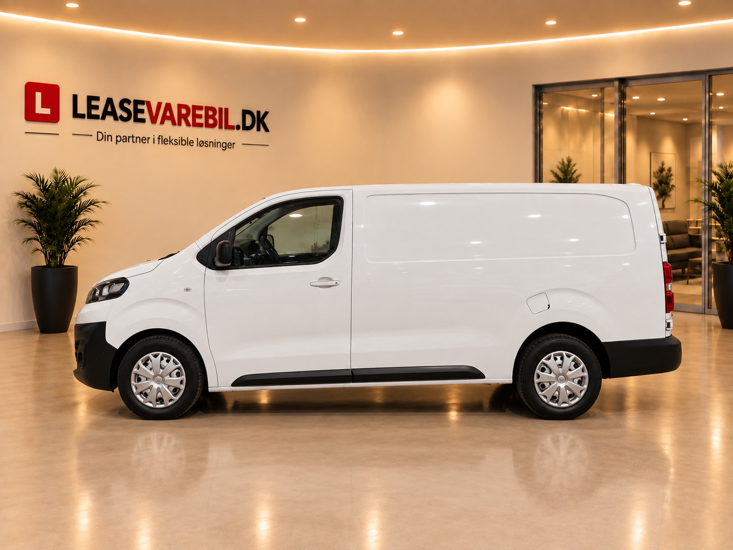 Hvid Opel Vivaro fra 2023