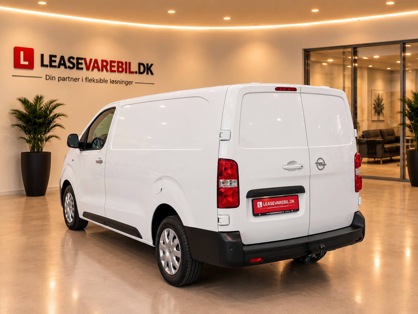 Hvid Opel Vivaro fra 2023