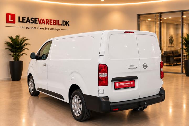 Hvid Opel Vivaro fra 2023