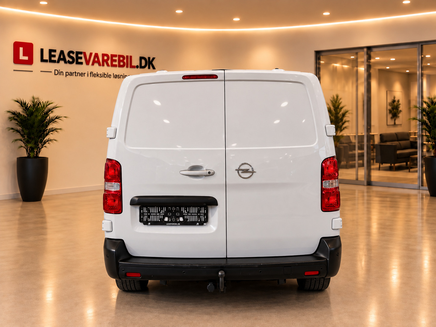 Hvid Opel Vivaro fra 2023