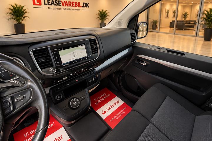 Hvid Opel Vivaro fra 2023