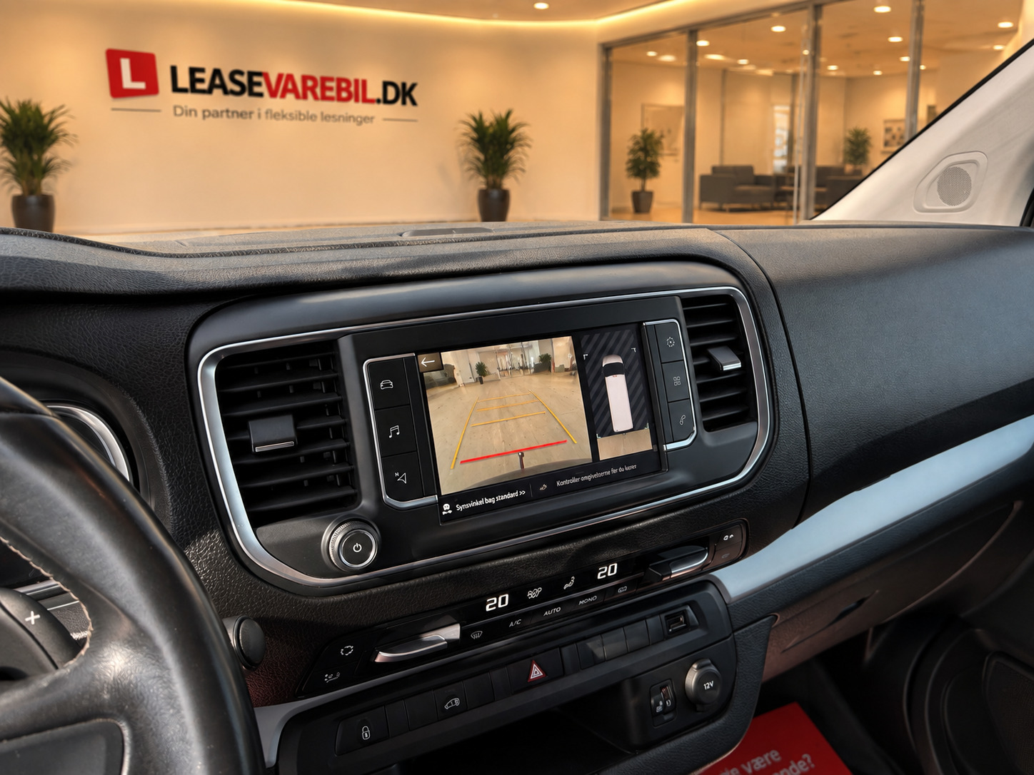 Hvid Opel Vivaro fra 2023