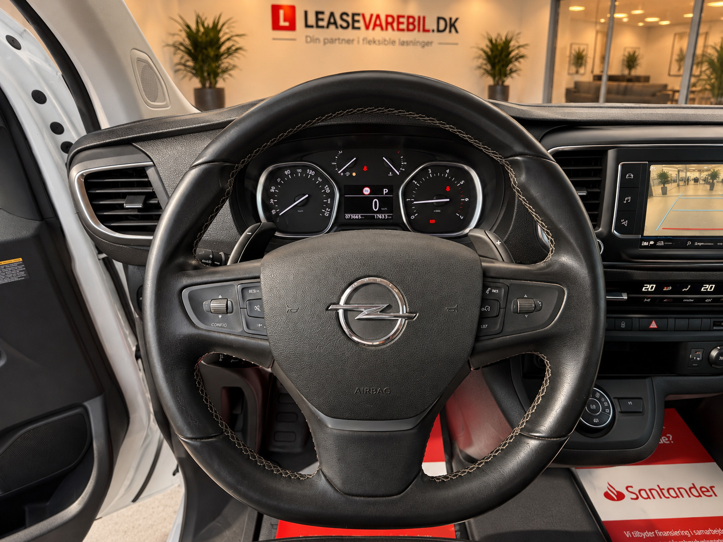 Hvid Opel Vivaro fra 2023