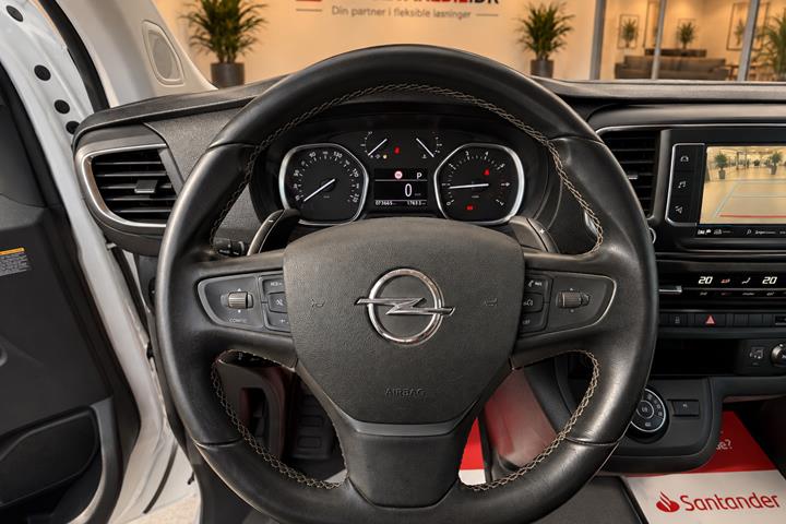 Hvid Opel Vivaro fra 2023