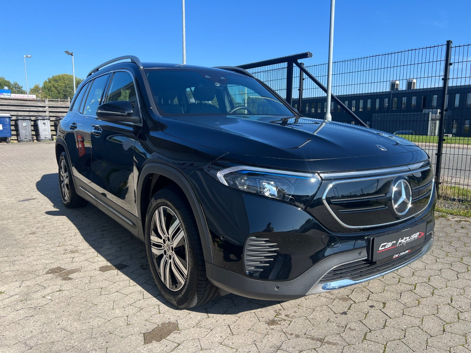 Sort Mercedes EQB300 fra 2023
