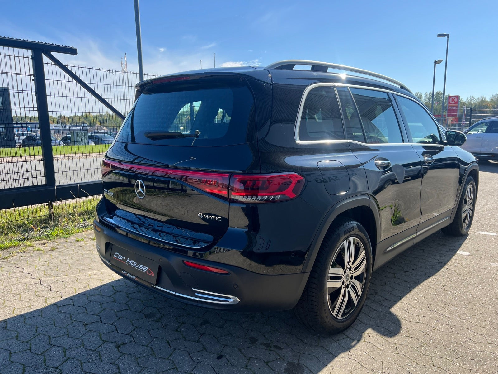 Sort Mercedes EQB300 fra 2023