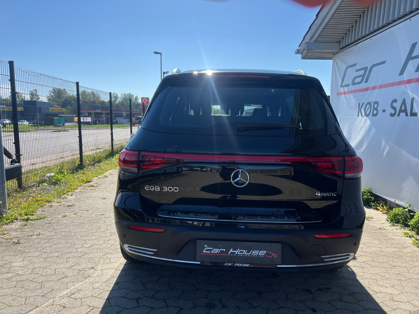 Sort Mercedes EQB300 fra 2023