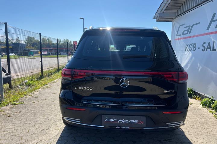 Sort Mercedes EQB300 fra 2023