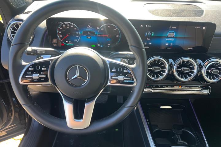 Sort Mercedes EQB300 fra 2023