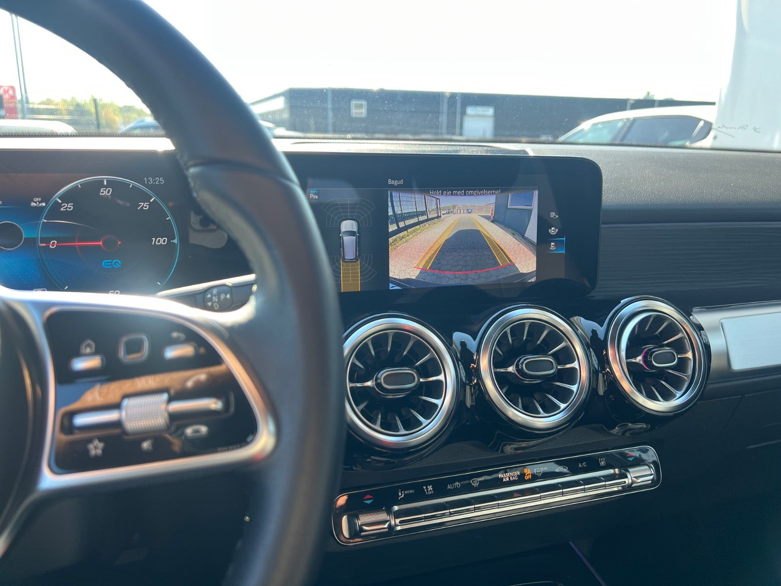 Sort Mercedes EQB300 fra 2023