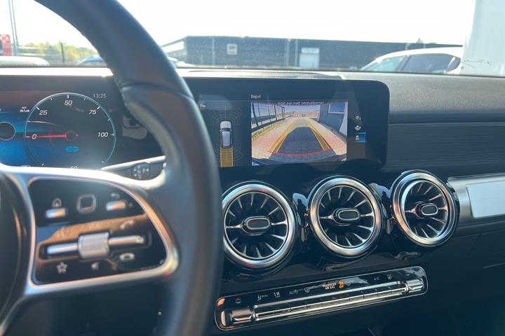 Sort Mercedes EQB300 fra 2023