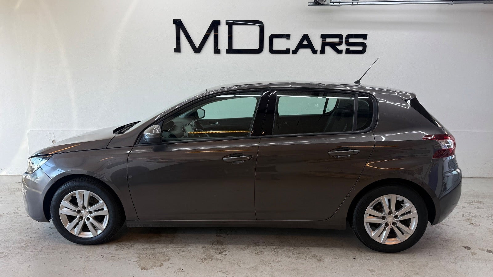 Grå Peugeot 308 fra 2016