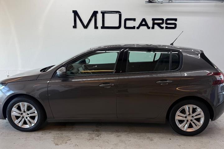 Grå Peugeot 308 fra 2016