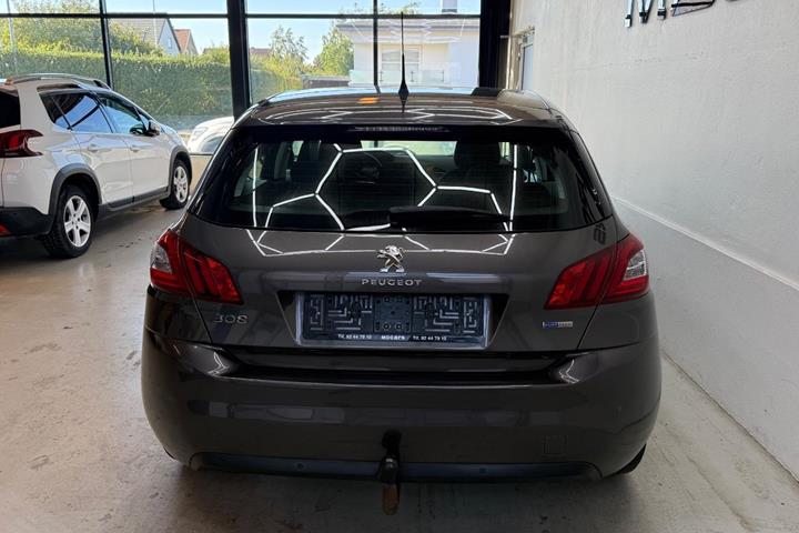 Grå Peugeot 308 fra 2016