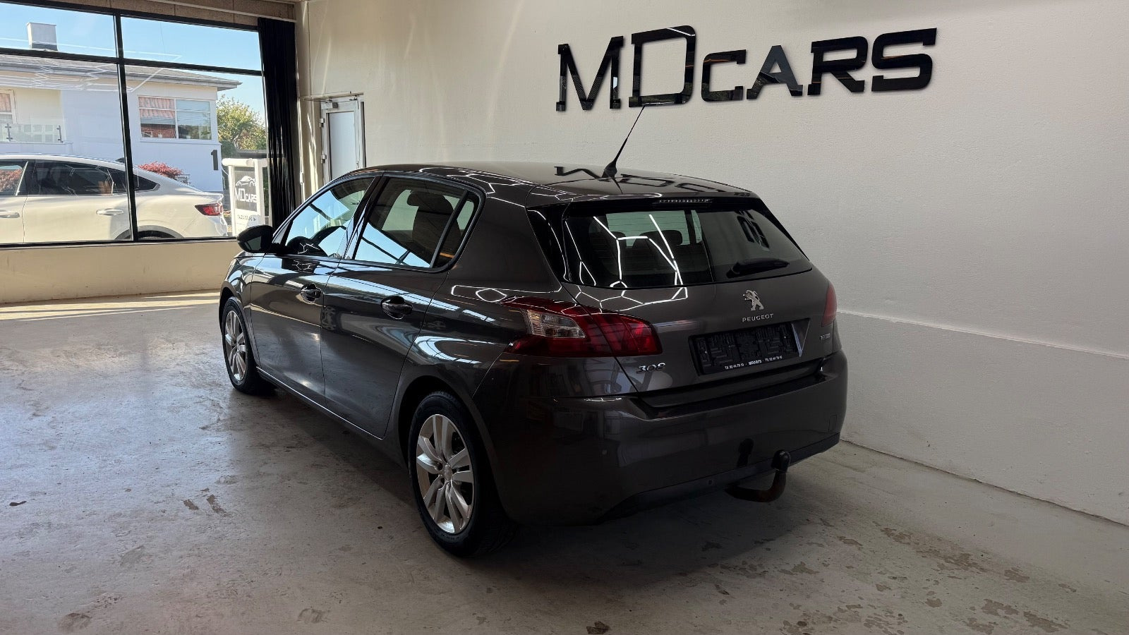 Grå Peugeot 308 fra 2016