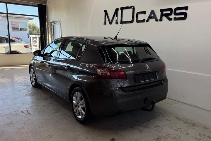 Grå Peugeot 308 fra 2016