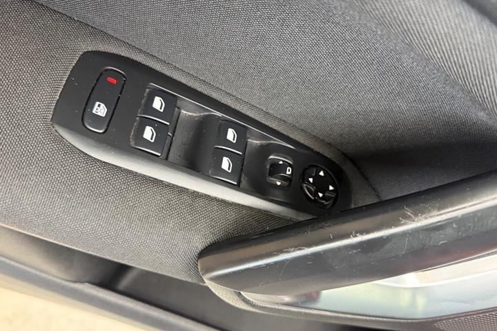 Grå Peugeot 308 fra 2016