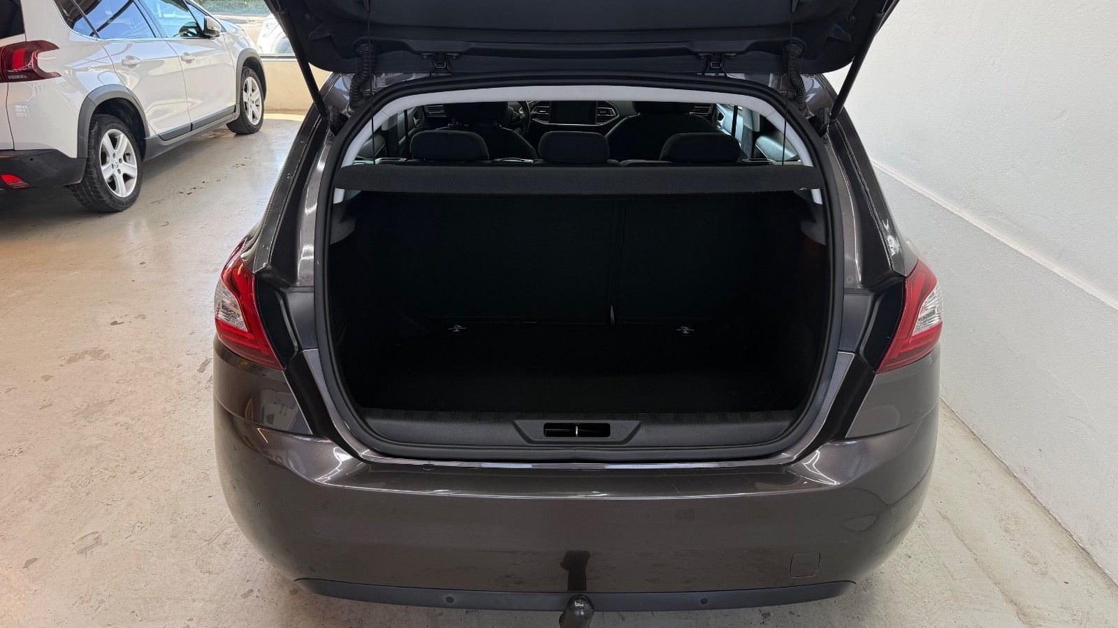 Grå Peugeot 308 fra 2016
