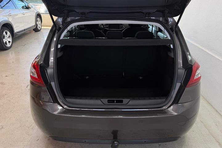 Grå Peugeot 308 fra 2016