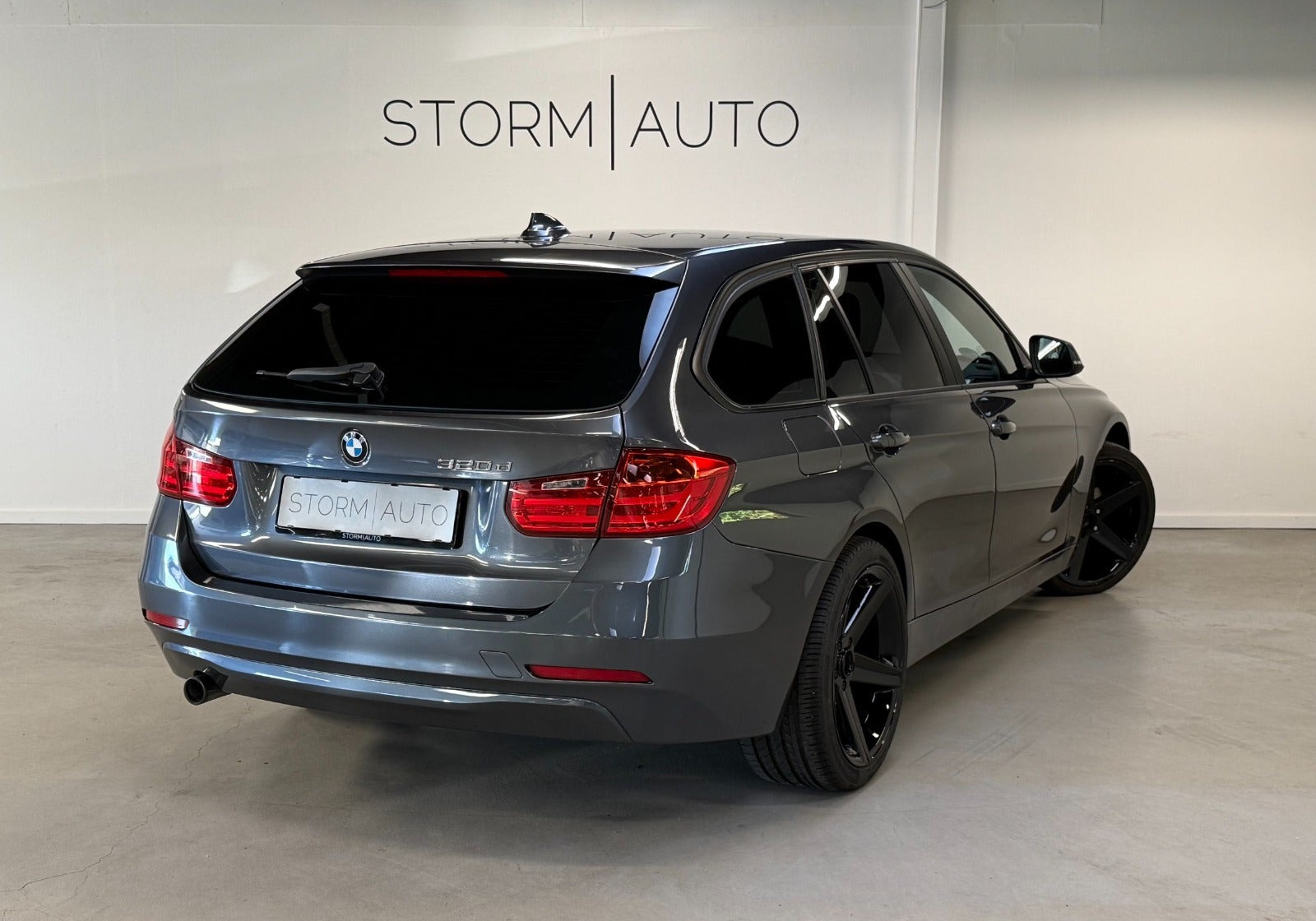 Grå BMW 320d fra 2015