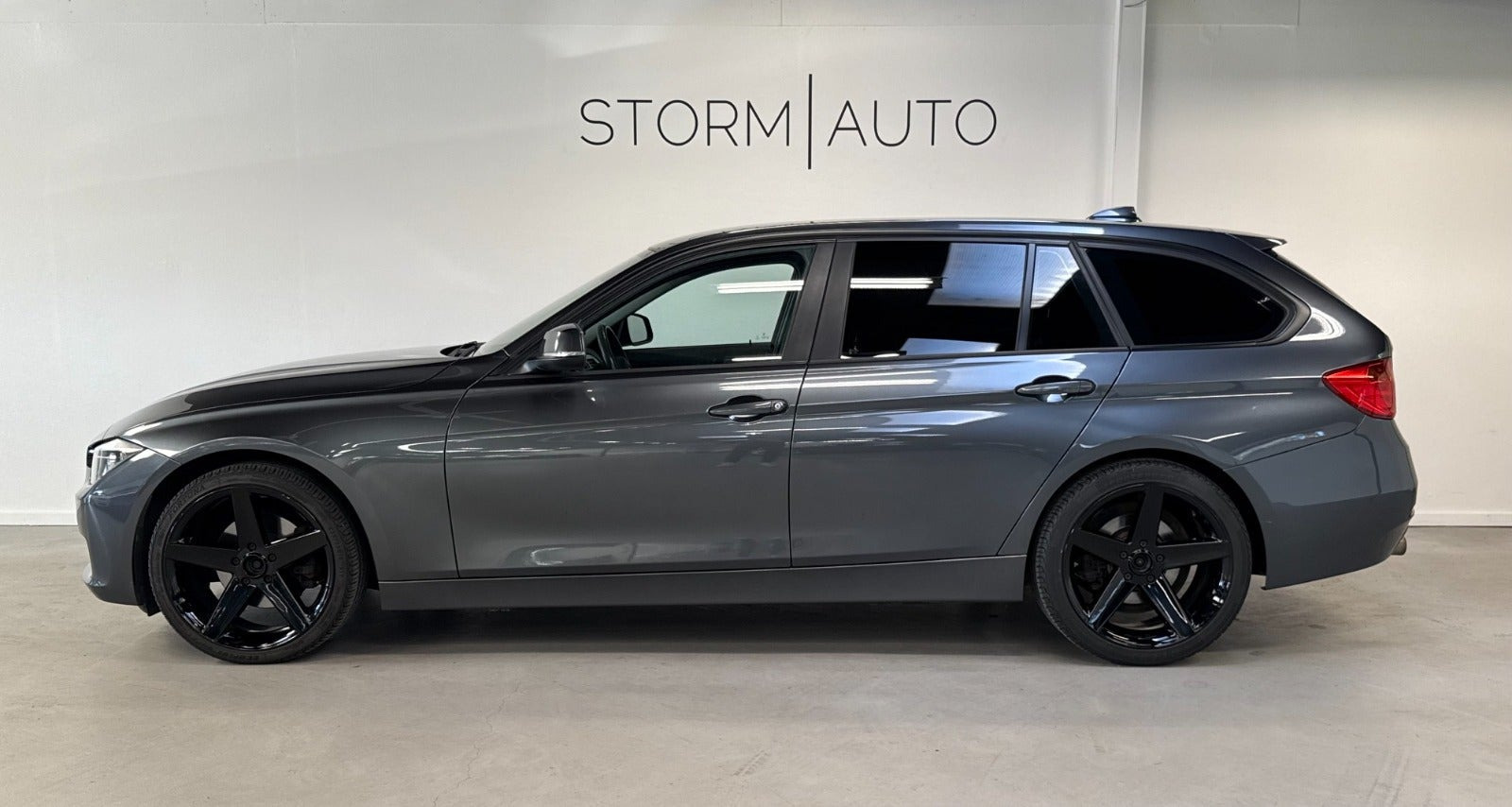 Grå BMW 320d fra 2015