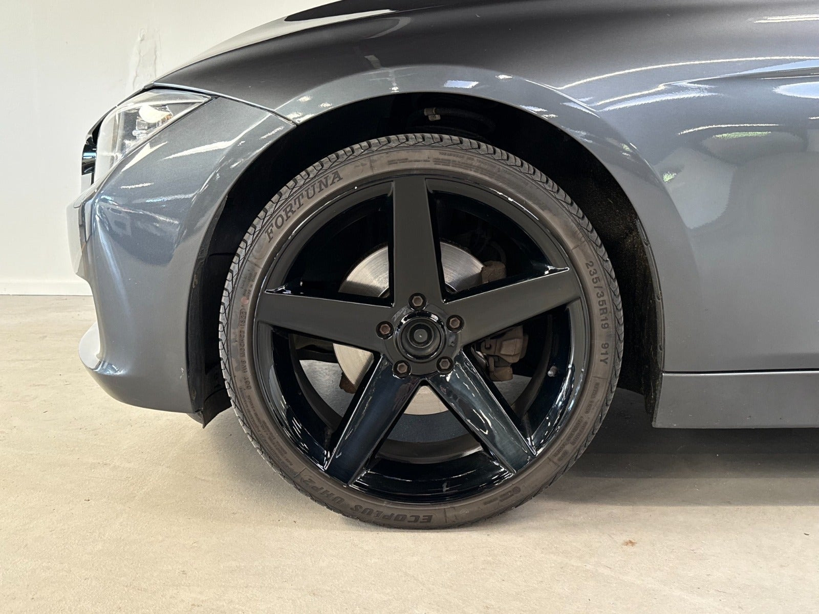 Grå BMW 320d fra 2015