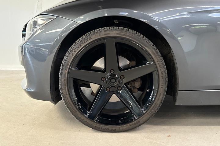Grå BMW 320d fra 2015
