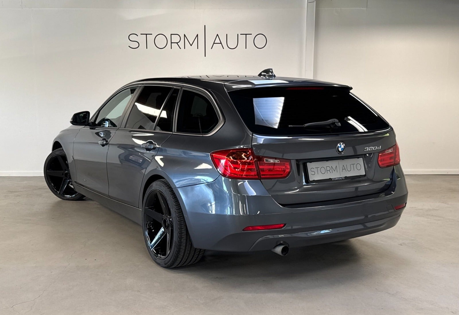 Grå BMW 320d fra 2015