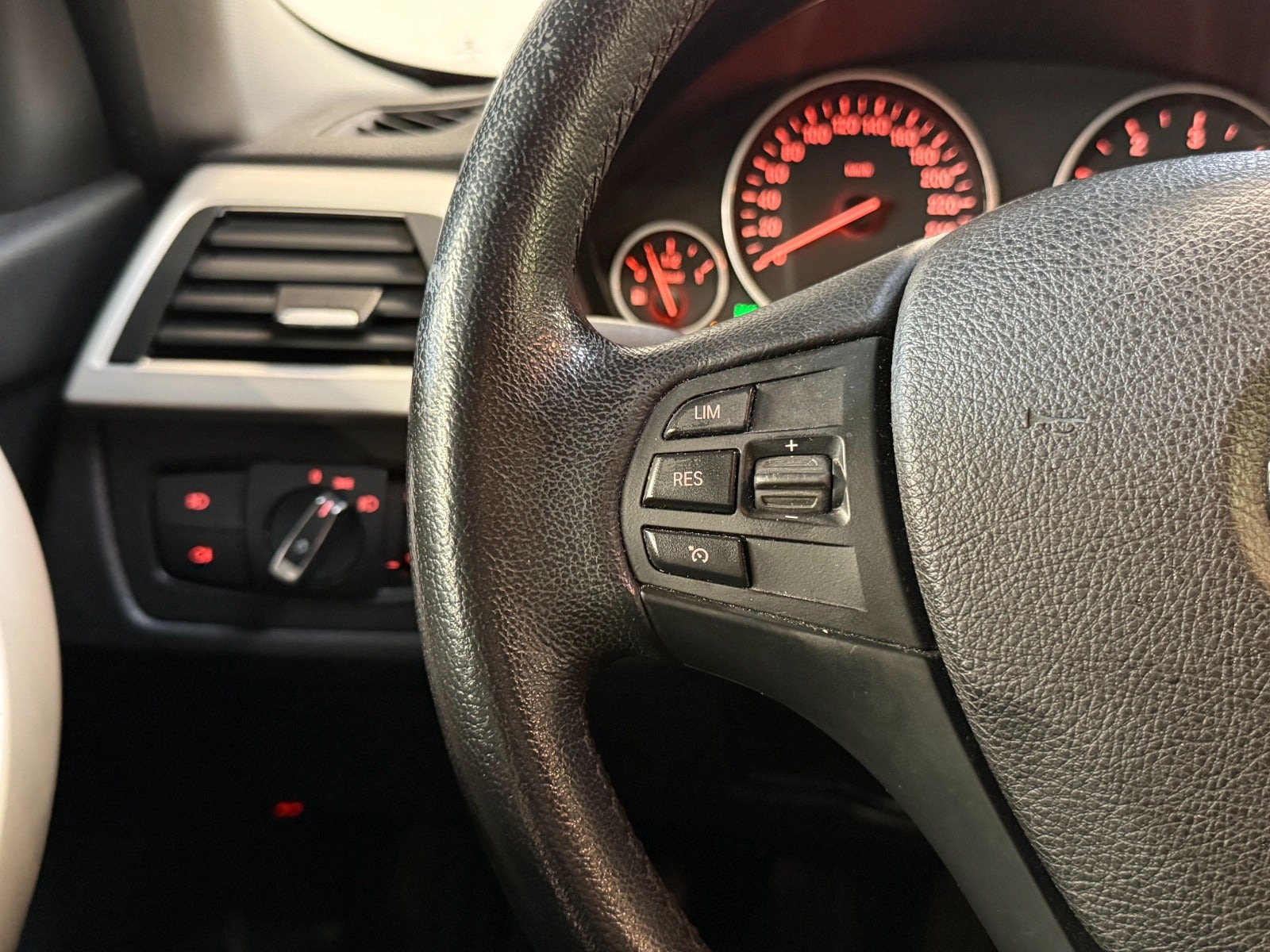 Grå BMW 320d fra 2015