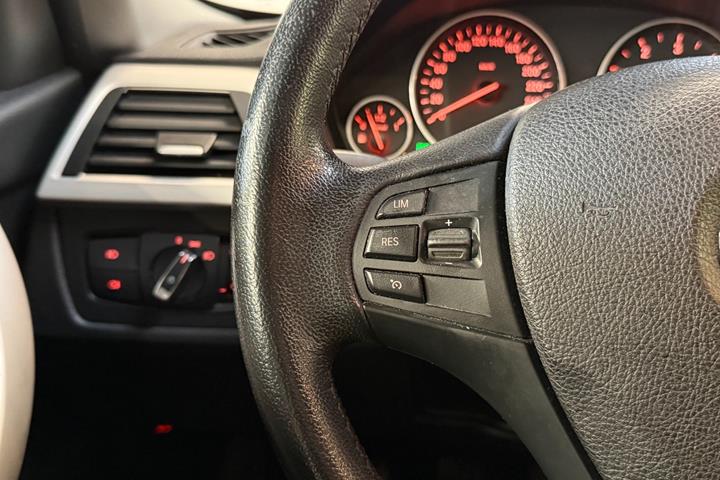 Grå BMW 320d fra 2015